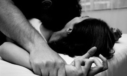 Nữ sinh 17 tuổi hiến bạn cho chủ nợ hãm hiếp vì 300 nghìn đồng