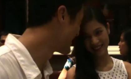  Trí Nguyễn tình tứ kín đáo với bạn gái