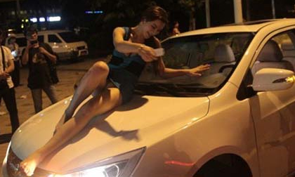 Kiều nữ say khướt, ngả ngốn trên mui xe, thách thức CSGT