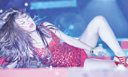 Ngắm khoảnh khắc sao Việt nằm, bò, trườn... trên sân khấu