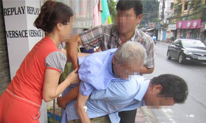 Chân dung dâu trưởng để bố ốm nằm vỉa hè