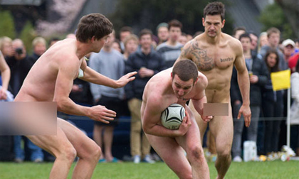 Chơi bóng trong trang phục Adam