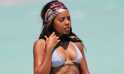 Người đẹp ngượng ng&#249;ng v&#236; diện bikini b&#233; x&#237;u