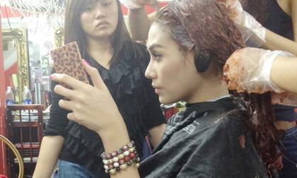 Bắt gặp Hoàng Yến "lột xác" từ mặt mộc cho đến làm tóc, trang điểm