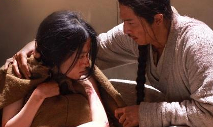 Lưu Diệc Phi mặc 'thiếu vải' dòm ngực nam diễn viên Nhật