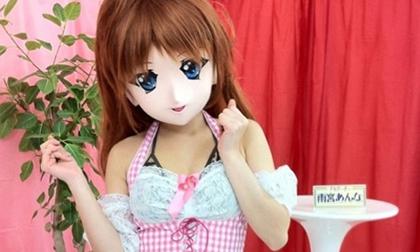 Người mẫu bikini luôn đeo mặt nạ khi biểu diễn