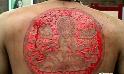 'Rùng mình' với trò rạch da thịt tạo hoa văn 