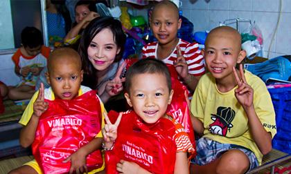 Siêu mẫu Ngọc Bích mướt mồ hôi khi đi tặng quà Trung thu