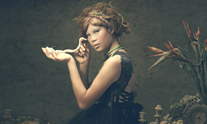 Bí ẩn rợn người bộ ảnh thí sinh Model chụp với rắn