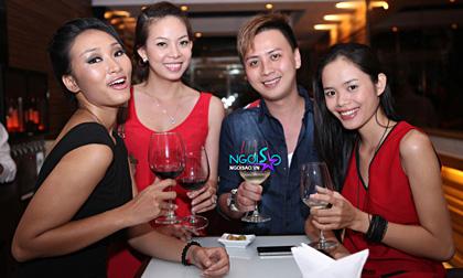 Mướt mắt với dàn chân dài dự tiệc của NTK Văn Thành Công