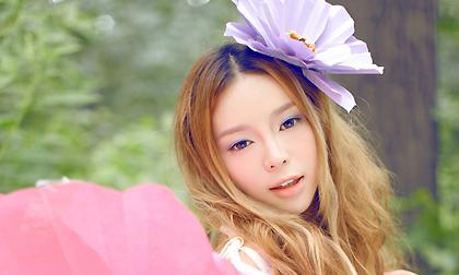 Thiếu nữ xinh tựa thiên thần mơ màng trong rừng xanh