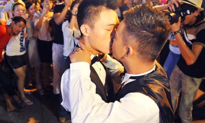 Trung Quốc xôn xao vì cặp đồng tính nam chụp ảnh cưới lãng mạn