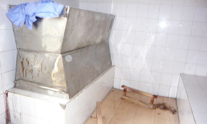 Nửa đêm, trốn vợ đi tắm cho xác chết lở loét