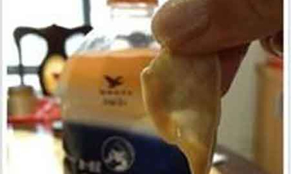 Hoảng hồn trà sữa có... bao cao su?