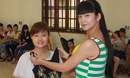 Hạ Vy chọn váy cho thí sinh Người đẹp Tuyên Quang trước đêm chung kết