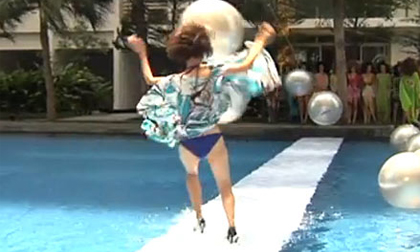 Thí sinh VNTM ngã nhào trên sàn diễn ngập nước