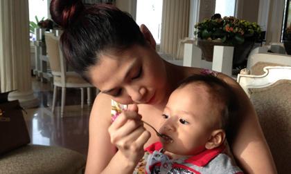 Thanh Thảo khéo léo đút bột cho bé Jacky Minh Trí