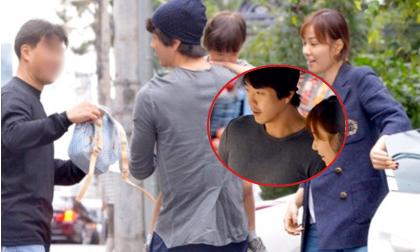 Kwon Sang Woo diện đồ luộm thuộm đưa vợ con đi siêu thị