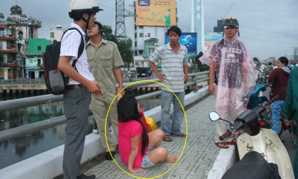 Nặng trĩu nỗi lòng bà mẹ trẻ định nhảy cầu tự tử