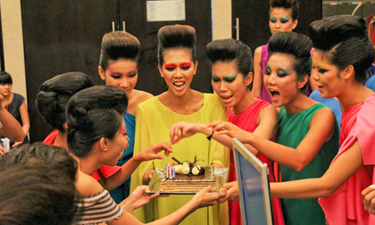 Dàn thí sinh VNTM 2012 tưng bừng trong tiệc mừng sinh nhật Nguyễn Châm