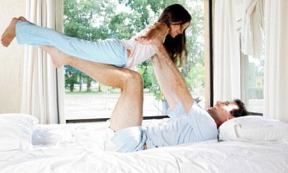 Bắt quả tang chồng đang tắm cùng con gái