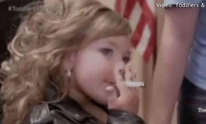 Bé 4 tuổi phì phèo thuốc lá trên truyền hình thực tế