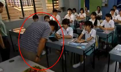 Giáo viên phẫn nộ khi thầy giáo cúi đầu tạ lỗi học trò