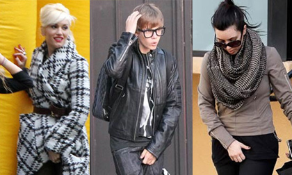 Sao hồn nhiên gãi 'chỗ kín' nơi đông người