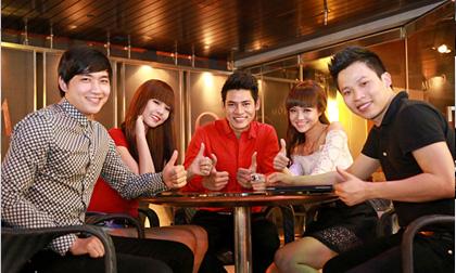 Khắc Tiệp dặn dò dàn mẫu trẻ trước khi sang Hàn Quốc