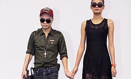 Đỗ Mạnh Cường dắt tay Lê Thúy đi catwalk