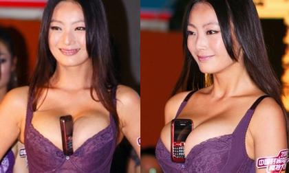 "Sốc" với chiêu dùng ngực "đỡ" điện thoại của Vương Lý Đan Ni