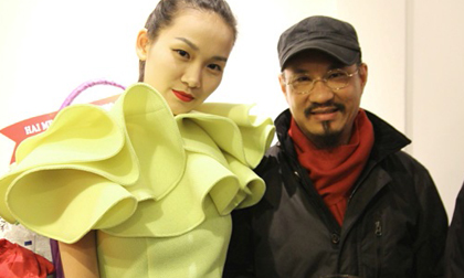 Tống Diệu Hằng diện "váy lạ" đi xem hội họa