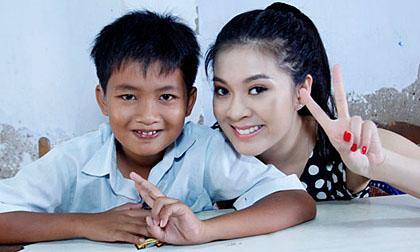 Hoa hậu Michelle Nguyễn làm từ thiện trước khi về Mỹ