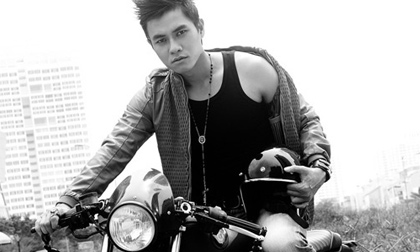 Chánh Nghĩa khoe dáng vạm vỡ bên mô tô độc