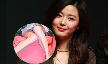 "Cô nàng ngổ ngáo" Jeon Ji Hyun lộ nội y cùng cặp chân thô