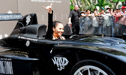 Thu Minh không ngại nắng biểu diễn bên siêu xe