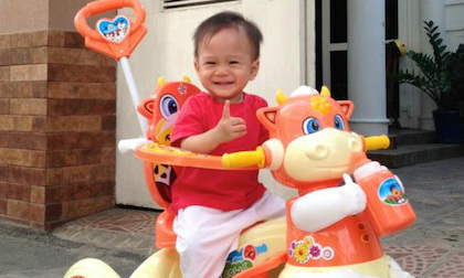 Jacky Minh Trí cười tít khi được đi xe đẩy