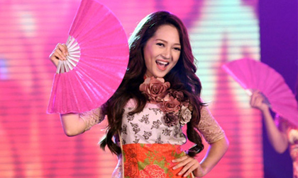 Bảo Anh múa quạt đón Tết