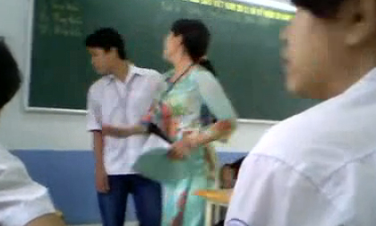 Clip 'sốc': Cô giáo tát liên tục vào mặt học sinh ngay trong lớp