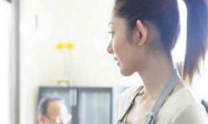 Bố chồng đeo kính canh chừng con dâu góa