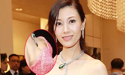 Lý Gia Hân diện áo "ngoác miệng" lộ miếng lót ngực