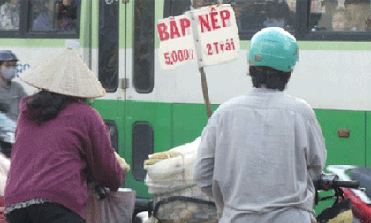 'Công nghệ' luộc bắp bằng pin và hóa chất