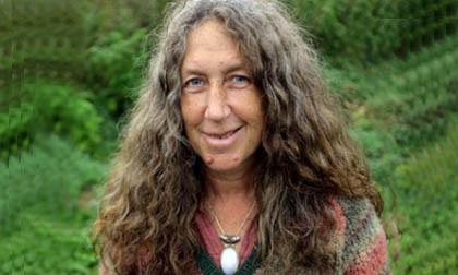 Kỳ lạ người phụ nữ sống một mình giữa rừng như thổ dân