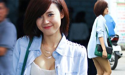 Midu “mặc như không” tung tăng trên phố 