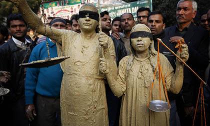 Thất vọng vì thẩm phán, nạn nhân hiếp tập thể tự tử ngay tại tòa