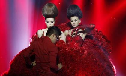 "Cặp song sinh" Hà Hồ - Thanh Hằng "sinh ra" hài nhi Công Trí