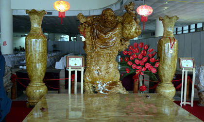 Tượng Bồ Đề Đạt Ma và lộc bình bằng gỗ nu lớn nhất Việt Nam