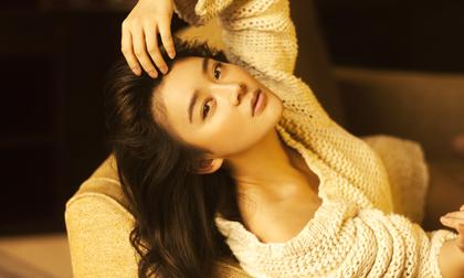 Viên San San khoe vai trần gợi cảm với áo len hững hờ