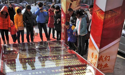 Thêm đại gia chơi trội... dùng 1 tấn vàng lát đường