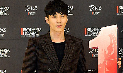 Won Bin lại khoe vẻ manly với phong cách quý ông